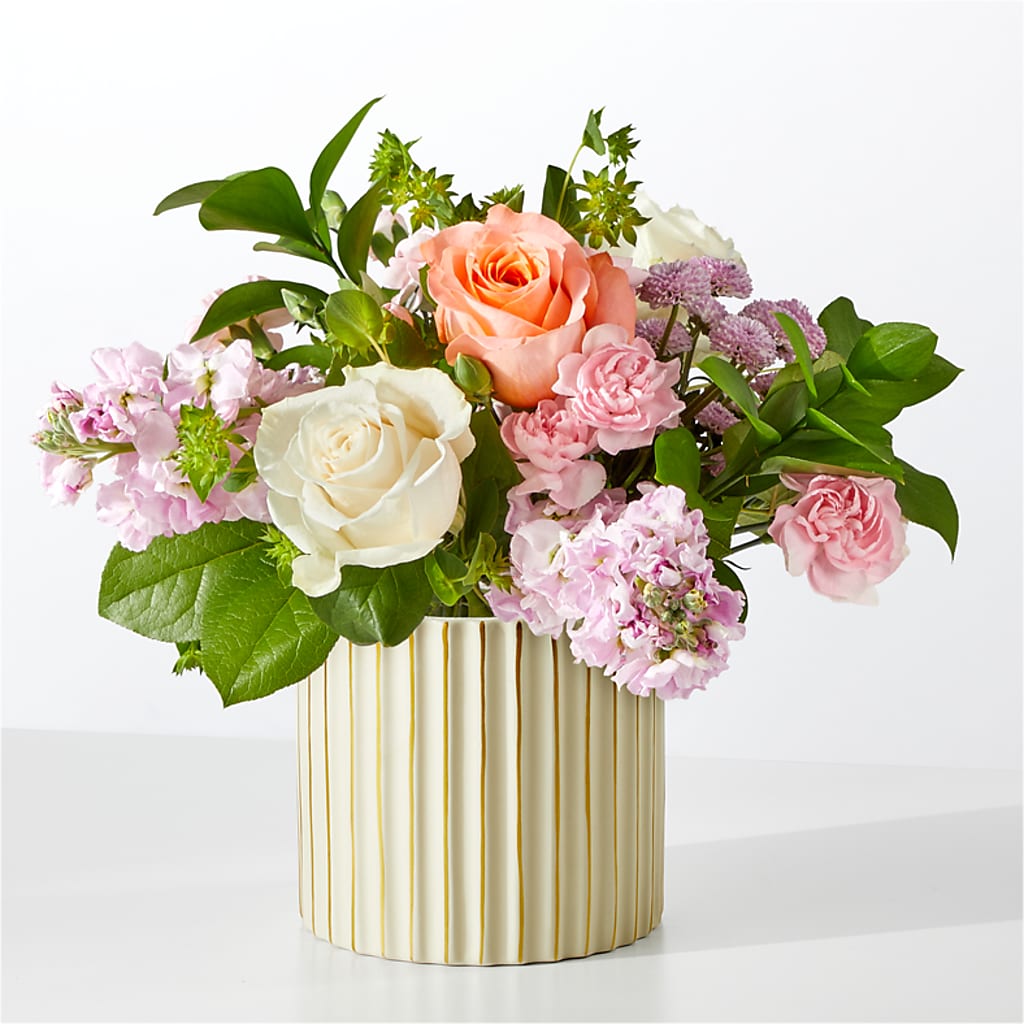 Bouquet de marché français avec vase ivoire